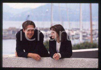 35mm vintage slide* 1994 CINEMA actress Jennifer Jason LEIGH, Tim ROBBINS (145)  Diapositiva d'epoca, in formato 35 mm.CONDIZIONI: GOODE' severamente vietata la riproduzione. Tutti i diritti sono riservati.Nella diapositiva ICharta mette in vendita, sul negozio eBay e in esclusiva sul sito "icharta" il proprio archivio composto da numerose diapositive e negativi fotografici d'epoca, tutti originali e autentici, che attraversano la storia del costume italiano tra gli la fine degli anni Sessanta e Novanta.Si tratta di uno sguardo inedito sull'attualit&agrave;, la politica, la vita quotidiana, il gossip e la cultura, che fotografa il cambiamento della nazione in quest'ultimo scorcio del XX secolo. Un'occasione unica per il mercato del collezionismo, che vede finalmente disponibile un archivio eccezionale per vastit&agrave;, tematiche e condizioni, in un settore (il negativo fotografico e la diapositiva) di assoluta novit&agrave; e dalle interessanti prospettive di investimento.  FAIR/discreto   originale e autentica 1