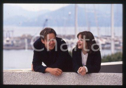 35mm vintage slide* 1994 CINEMA actress Jennifer Jason LEIGH, Tim ROBBINS (146)  Diapositiva d'epoca, in formato 35 mm.CONDIZIONI: GOODE' severamente vietata la riproduzione. Tutti i diritti sono riservati.Nella diapositiva ICharta mette in vendita, sul negozio eBay e in esclusiva sul sito "icharta" il proprio archivio composto da numerose diapositive e negativi fotografici d'epoca, tutti originali e autentici, che attraversano la storia del costume italiano tra gli la fine degli anni Sessanta e Novanta.Si tratta di uno sguardo inedito sull'attualit&agrave;, la politica, la vita quotidiana, il gossip e la cultura, che fotografa il cambiamento della nazione in quest'ultimo scorcio del XX secolo. Un'occasione unica per il mercato del collezionismo, che vede finalmente disponibile un archivio eccezionale per vastit&agrave;, tematiche e condizioni, in un settore (il negativo fotografico e la diapositiva) di assoluta novit&agrave; e dalle interessanti prospettive di investimento.  FAIR/discreto   originale e autentica 1
