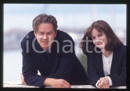 35mm vintage slide* 1994 CINEMA actress Jennifer Jason LEIGH, Tim ROBBINS (148)  Diapositiva d'epoca, in formato 35 mm.CONDIZIONI: GOODE' severamente vietata la riproduzione. Tutti i diritti sono riservati.Nella diapositiva ICharta mette in vendita, sul negozio eBay e in esclusiva sul sito "icharta" il proprio archivio composto da numerose diapositive e negativi fotografici d'epoca, tutti originali e autentici, che attraversano la storia del costume italiano tra gli la fine degli anni Sessanta e Novanta.Si tratta di uno sguardo inedito sull'attualit&agrave;, la politica, la vita quotidiana, il gossip e la cultura, che fotografa il cambiamento della nazione in quest'ultimo scorcio del XX secolo. Un'occasione unica per il mercato del collezionismo, che vede finalmente disponibile un archivio eccezionale per vastit&agrave;, tematiche e condizioni, in un settore (il negativo fotografico e la diapositiva) di assoluta novit&agrave; e dalle interessanti prospettive di investimento.  FAIR/discreto   originale e autentica 1