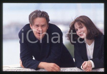 35mm vintage slide* 1994 CINEMA actress Jennifer Jason LEIGH, Tim ROBBINS (150)  Diapositiva d'epoca, in formato 35 mm.CONDIZIONI: GOODE' severamente vietata la riproduzione. Tutti i diritti sono riservati.Nella diapositiva ICharta mette in vendita, sul negozio eBay e in esclusiva sul sito "icharta" il proprio archivio composto da numerose diapositive e negativi fotografici d'epoca, tutti originali e autentici, che attraversano la storia del costume italiano tra gli la fine degli anni Sessanta e Novanta.Si tratta di uno sguardo inedito sull'attualit&agrave;, la politica, la vita quotidiana, il gossip e la cultura, che fotografa il cambiamento della nazione in quest'ultimo scorcio del XX secolo. Un'occasione unica per il mercato del collezionismo, che vede finalmente disponibile un archivio eccezionale per vastit&agrave;, tematiche e condizioni, in un settore (il negativo fotografico e la diapositiva) di assoluta novit&agrave; e dalle interessanti prospettive di investimento.  FAIR/discreto   originale e autentica 1