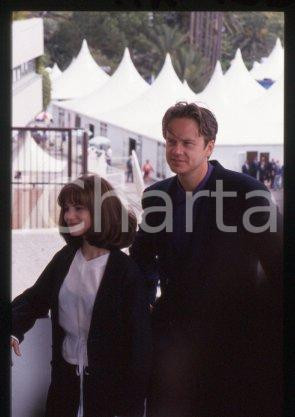 35mm vintage slide* 1994 CINEMA actress Jennifer Jason LEIGH, Tim ROBBINS (151)  Diapositiva d'epoca, in formato 35 mm.CONDIZIONI: GOODE' severamente vietata la riproduzione. Tutti i diritti sono riservati.Nella diapositiva ICharta mette in vendita, sul negozio eBay e in esclusiva sul sito "icharta" il proprio archivio composto da numerose diapositive e negativi fotografici d'epoca, tutti originali e autentici, che attraversano la storia del costume italiano tra gli la fine degli anni Sessanta e Novanta.Si tratta di uno sguardo inedito sull'attualit&agrave;, la politica, la vita quotidiana, il gossip e la cultura, che fotografa il cambiamento della nazione in quest'ultimo scorcio del XX secolo. Un'occasione unica per il mercato del collezionismo, che vede finalmente disponibile un archivio eccezionale per vastit&agrave;, tematiche e condizioni, in un settore (il negativo fotografico e la diapositiva) di assoluta novit&agrave; e dalle interessanti prospettive di investimento.  FAIR/discreto   originale e autentica 1