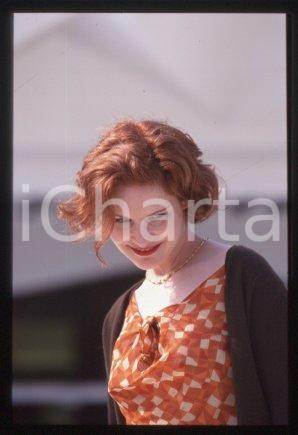 35mm vintage slide* 2000 VENICE Italy film festival Jennifer Jason LEIGH (129)  Diapositiva d'epoca, in formato 35 mm.CONDIZIONI: GOODE' severamente vietata la riproduzione. Tutti i diritti sono riservati.Nella diapositiva ICharta mette in vendita, sul negozio eBay e in esclusiva sul sito "icharta" il proprio archivio composto da numerose diapositive e negativi fotografici d'epoca, tutti originali e autentici, che attraversano la storia del costume italiano tra gli la fine degli anni Sessanta e Novanta.Si tratta di uno sguardo inedito sull'attualit&agrave;, la politica, la vita quotidiana, il gossip e la cultura, che fotografa il cambiamento della nazione in quest'ultimo scorcio del XX secolo. Un'occasione unica per il mercato del collezionismo, che vede finalmente disponibile un archivio eccezionale per vastit&agrave;, tematiche e condizioni, in un settore (il negativo fotografico e la diapositiva) di assoluta novit&agrave; e dalle interessanti prospettive di investimento.  FAIR/discreto   originale e autentica 1