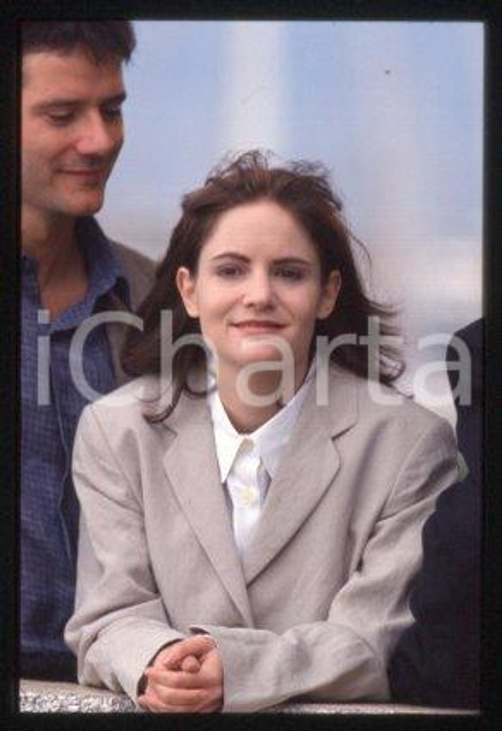 35mm vintage slide* 1994 CINEMA Jennifer Jason LEIGH, CAMPBELL Scott (156)  Diapositiva d'epoca, in formato 35 mm.CONDIZIONI: GOODE' severamente vietata la riproduzione. Tutti i diritti sono riservati.Nella diapositiva ICharta mette in vendita, sul negozio eBay e in esclusiva sul sito "icharta" il proprio archivio composto da numerose diapositive e negativi fotografici d'epoca, tutti originali e autentici, che attraversano la storia del costume italiano tra gli la fine degli anni Sessanta e Novanta.Si tratta di uno sguardo inedito sull'attualit&agrave;, la politica, la vita quotidiana, il gossip e la cultura, che fotografa il cambiamento della nazione in quest'ultimo scorcio del XX secolo. Un'occasione unica per il mercato del collezionismo, che vede finalmente disponibile un archivio eccezionale per vastit&agrave;, tematiche e condizioni, in un settore (il negativo fotografico e la diapositiva) di assoluta novit&agrave; e dalle interessanti prospettive di investimento.  FAIR/discreto   originale e autentica 1