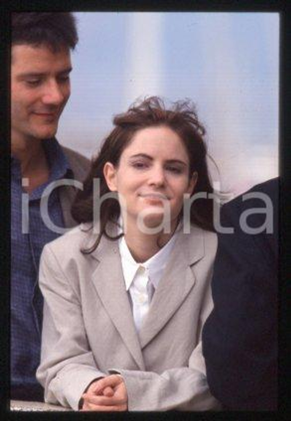 35mm vintage slide* 1994 CINEMA Jennifer Jason LEIGH, CAMPBELL Scott (157)  Diapositiva d'epoca, in formato 35 mm.CONDIZIONI: GOODE' severamente vietata la riproduzione. Tutti i diritti sono riservati.Nella diapositiva ICharta mette in vendita, sul negozio eBay e in esclusiva sul sito "icharta" il proprio archivio composto da numerose diapositive e negativi fotografici d'epoca, tutti originali e autentici, che attraversano la storia del costume italiano tra gli la fine degli anni Sessanta e Novanta.Si tratta di uno sguardo inedito sull'attualit&agrave;, la politica, la vita quotidiana, il gossip e la cultura, che fotografa il cambiamento della nazione in quest'ultimo scorcio del XX secolo. Un'occasione unica per il mercato del collezionismo, che vede finalmente disponibile un archivio eccezionale per vastit&agrave;, tematiche e condizioni, in un settore (il negativo fotografico e la diapositiva) di assoluta novit&agrave; e dalle interessanti prospettive di investimento.  FAIR/discreto   originale e autentica 1