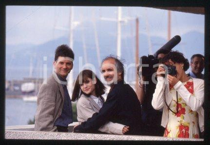 35mm vintage slide* 1994 CINEMA actress Jennifer Jason LEIGH, Alan RUDOLPH (161)  Diapositiva d'epoca, in formato 35 mm.CONDIZIONI: GOODE' severamente vietata la riproduzione. Tutti i diritti sono riservati.Nella diapositiva ICharta mette in vendita, sul negozio eBay e in esclusiva sul sito "icharta" il proprio archivio composto da numerose diapositive e negativi fotografici d'epoca, tutti originali e autentici, che attraversano la storia del costume italiano tra gli la fine degli anni Sessanta e Novanta.Si tratta di uno sguardo inedito sull'attualit&agrave;, la politica, la vita quotidiana, il gossip e la cultura, che fotografa il cambiamento della nazione in quest'ultimo scorcio del XX secolo. Un'occasione unica per il mercato del collezionismo, che vede finalmente disponibile un archivio eccezionale per vastit&agrave;, tematiche e condizioni, in un settore (il negativo fotografico e la diapositiva) di assoluta novit&agrave; e dalle interessanti prospettive di investimento.  FAIR/discreto   originale e autentica 1