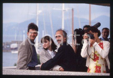 35mm vintage slide* 1994 CINEMA actress Jennifer Jason LEIGH, Alan RUDOLPH (162)  Diapositiva d'epoca, in formato 35 mm.CONDIZIONI: GOODE' severamente vietata la riproduzione. Tutti i diritti sono riservati.Nella diapositiva ICharta mette in vendita, sul negozio eBay e in esclusiva sul sito "icharta" il proprio archivio composto da numerose diapositive e negativi fotografici d'epoca, tutti originali e autentici, che attraversano la storia del costume italiano tra gli la fine degli anni Sessanta e Novanta.Si tratta di uno sguardo inedito sull'attualit&agrave;, la politica, la vita quotidiana, il gossip e la cultura, che fotografa il cambiamento della nazione in quest'ultimo scorcio del XX secolo. Un'occasione unica per il mercato del collezionismo, che vede finalmente disponibile un archivio eccezionale per vastit&agrave;, tematiche e condizioni, in un settore (il negativo fotografico e la diapositiva) di assoluta novit&agrave; e dalle interessanti prospettive di investimento.  FAIR/discreto   originale e autentica 1