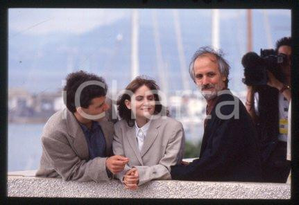 35mm vintage slide* 1994 CINEMA actress Jennifer Jason LEIGH, Alan RUDOLPH (163)  Diapositiva d'epoca, in formato 35 mm.CONDIZIONI: GOODE' severamente vietata la riproduzione. Tutti i diritti sono riservati.Nella diapositiva ICharta mette in vendita, sul negozio eBay e in esclusiva sul sito "icharta" il proprio archivio composto da numerose diapositive e negativi fotografici d'epoca, tutti originali e autentici, che attraversano la storia del costume italiano tra gli la fine degli anni Sessanta e Novanta.Si tratta di uno sguardo inedito sull'attualit&agrave;, la politica, la vita quotidiana, il gossip e la cultura, che fotografa il cambiamento della nazione in quest'ultimo scorcio del XX secolo. Un'occasione unica per il mercato del collezionismo, che vede finalmente disponibile un archivio eccezionale per vastit&agrave;, tematiche e condizioni, in un settore (il negativo fotografico e la diapositiva) di assoluta novit&agrave; e dalle interessanti prospettive di investimento.  FAIR/discreto   originale e autentica 1