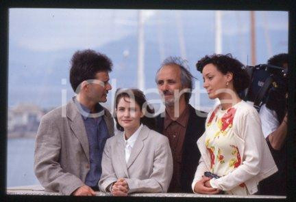 35mm vintage slide* 1994 CINEMA actress Jennifer Jason LEIGH, Alan RUDOLPH (164)  Diapositiva d'epoca, in formato 35 mm.CONDIZIONI: GOODE' severamente vietata la riproduzione. Tutti i diritti sono riservati.Nella diapositiva ICharta mette in vendita, sul negozio eBay e in esclusiva sul sito "icharta" il proprio archivio composto da numerose diapositive e negativi fotografici d'epoca, tutti originali e autentici, che attraversano la storia del costume italiano tra gli la fine degli anni Sessanta e Novanta.Si tratta di uno sguardo inedito sull'attualit&agrave;, la politica, la vita quotidiana, il gossip e la cultura, che fotografa il cambiamento della nazione in quest'ultimo scorcio del XX secolo. Un'occasione unica per il mercato del collezionismo, che vede finalmente disponibile un archivio eccezionale per vastit&agrave;, tematiche e condizioni, in un settore (il negativo fotografico e la diapositiva) di assoluta novit&agrave; e dalle interessanti prospettive di investimento.  FAIR/discreto   originale e autentica 1
