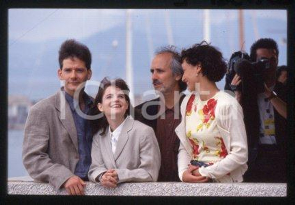 35mm vintage slide* 1994 CINEMA actress Jennifer Jason LEIGH, Alan RUDOLPH (165)  Diapositiva d'epoca, in formato 35 mm.CONDIZIONI: GOODE' severamente vietata la riproduzione. Tutti i diritti sono riservati.Nella diapositiva ICharta mette in vendita, sul negozio eBay e in esclusiva sul sito "icharta" il proprio archivio composto da numerose diapositive e negativi fotografici d'epoca, tutti originali e autentici, che attraversano la storia del costume italiano tra gli la fine degli anni Sessanta e Novanta.Si tratta di uno sguardo inedito sull'attualit&agrave;, la politica, la vita quotidiana, il gossip e la cultura, che fotografa il cambiamento della nazione in quest'ultimo scorcio del XX secolo. Un'occasione unica per il mercato del collezionismo, che vede finalmente disponibile un archivio eccezionale per vastit&agrave;, tematiche e condizioni, in un settore (il negativo fotografico e la diapositiva) di assoluta novit&agrave; e dalle interessanti prospettive di investimento.  FAIR/discreto   originale e autentica 1