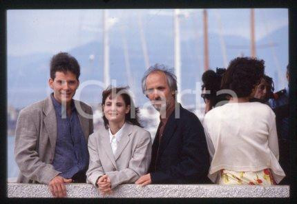 35mm vintage slide* 1994 CINEMA actress Jennifer Jason LEIGH, Alan RUDOLPH (166)  Diapositiva d'epoca, in formato 35 mm.CONDIZIONI: GOODE' severamente vietata la riproduzione. Tutti i diritti sono riservati.Nella diapositiva ICharta mette in vendita, sul negozio eBay e in esclusiva sul sito "icharta" il proprio archivio composto da numerose diapositive e negativi fotografici d'epoca, tutti originali e autentici, che attraversano la storia del costume italiano tra gli la fine degli anni Sessanta e Novanta.Si tratta di uno sguardo inedito sull'attualit&agrave;, la politica, la vita quotidiana, il gossip e la cultura, che fotografa il cambiamento della nazione in quest'ultimo scorcio del XX secolo. Un'occasione unica per il mercato del collezionismo, che vede finalmente disponibile un archivio eccezionale per vastit&agrave;, tematiche e condizioni, in un settore (il negativo fotografico e la diapositiva) di assoluta novit&agrave; e dalle interessanti prospettive di investimento.  FAIR/discreto   originale e autentica 1