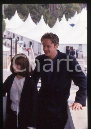 35mm vintage slide* 1994 CINEMA actress Jennifer Jason LEIGH, Tim ROBBINS (152)  Diapositiva d'epoca, in formato 35 mm.CONDIZIONI: GOODE' severamente vietata la riproduzione. Tutti i diritti sono riservati.Nella diapositiva ICharta mette in vendita, sul negozio eBay e in esclusiva sul sito "icharta" il proprio archivio composto da numerose diapositive e negativi fotografici d'epoca, tutti originali e autentici, che attraversano la storia del costume italiano tra gli la fine degli anni Sessanta e Novanta.Si tratta di uno sguardo inedito sull'attualit&agrave;, la politica, la vita quotidiana, il gossip e la cultura, che fotografa il cambiamento della nazione in quest'ultimo scorcio del XX secolo. Un'occasione unica per il mercato del collezionismo, che vede finalmente disponibile un archivio eccezionale per vastit&agrave;, tematiche e condizioni, in un settore (il negativo fotografico e la diapositiva) di assoluta novit&agrave; e dalle interessanti prospettive di investimento.  FAIR/discreto   originale e autentica 1