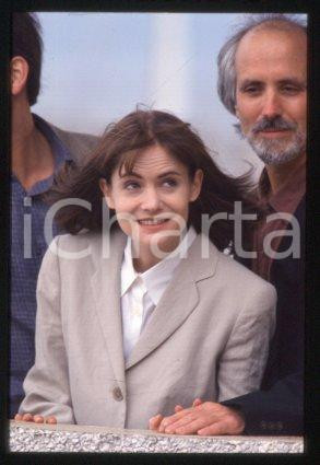 35mm vintage slide* 1994 CINEMA actress Jennifer Jason LEIGH, Alan RUDOLPH (154)  Diapositiva d'epoca, in formato 35 mm.CONDIZIONI: GOODE' severamente vietata la riproduzione. Tutti i diritti sono riservati.Nella diapositiva ICharta mette in vendita, sul negozio eBay e in esclusiva sul sito "icharta" il proprio archivio composto da numerose diapositive e negativi fotografici d'epoca, tutti originali e autentici, che attraversano la storia del costume italiano tra gli la fine degli anni Sessanta e Novanta.Si tratta di uno sguardo inedito sull'attualit&agrave;, la politica, la vita quotidiana, il gossip e la cultura, che fotografa il cambiamento della nazione in quest'ultimo scorcio del XX secolo. Un'occasione unica per il mercato del collezionismo, che vede finalmente disponibile un archivio eccezionale per vastit&agrave;, tematiche e condizioni, in un settore (il negativo fotografico e la diapositiva) di assoluta novit&agrave; e dalle interessanti prospettive di investimento.  FAIR/discreto   originale e autentica 1
