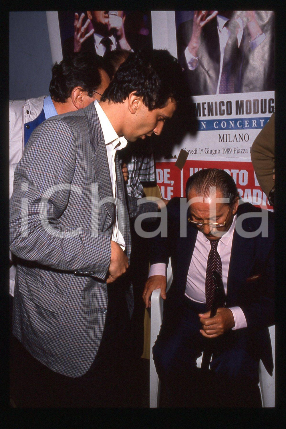 35mm vintage slide*1990 ca ITALIA - PSDI Giovanni NEGRI Domenico MODUGNO (3)  Diapositiva d'epoca, in formato 35 mm.CONDIZIONI: GOODE' severamente vietata la riproduzione. Tutti i diritti sono riservati.Nella diapositiva ICharta mette in vendita, sul negozio eBay e in esclusiva sul sito "icharta" il proprio archivio composto da numerose diapositive e negativi fotografici d'epoca, tutti originali e autentici, che attraversano la storia del costume italiano tra gli la fine degli anni Sessanta e Novanta.Si tratta di uno sguardo inedito sull'attualit&agrave;, la politica, la vita quotidiana, il gossip e la cultura, che fotografa il cambiamento della nazione in quest'ultimo scorcio del XX secolo. Un'occasione unica per il mercato del collezionismo, che vede finalmente disponibile un archivio eccezionale per vastit&agrave;, tematiche e condizioni, in un settore (il negativo fotografico e la diapositiva) di assoluta novit&agrave; e dalle interessanti prospettive di investimento. GOOD/buono   originale e autentica 1