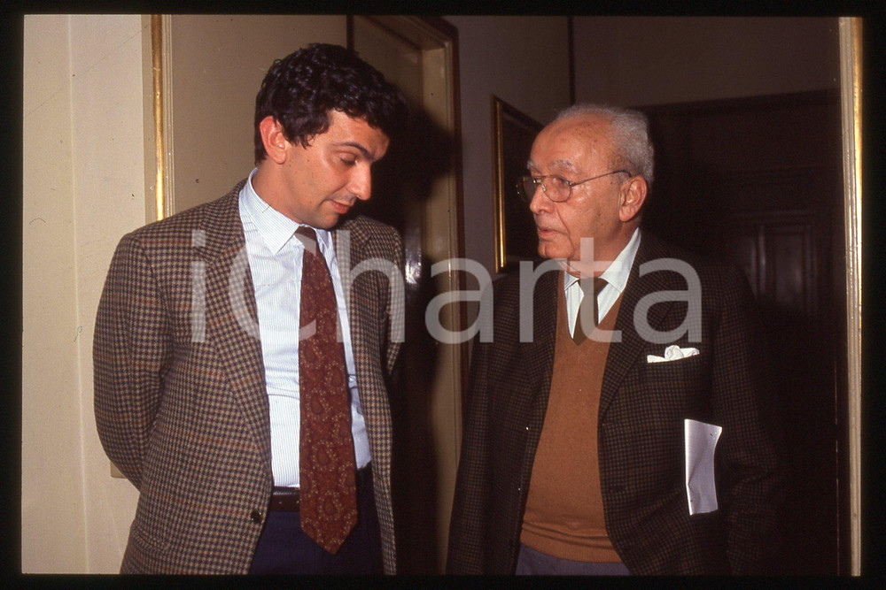 35mm vintage slide*1990 ca ITALIA - PSDI Giovanni NEGRI Politico (100)  Diapositiva d'epoca, in formato 35 mm.CONDIZIONI: GOODE' severamente vietata la riproduzione. Tutti i diritti sono riservati.Nella diapositiva ICharta mette in vendita, sul negozio eBay e in esclusiva sul sito "icharta" il proprio archivio composto da numerose diapositive e negativi fotografici d'epoca, tutti originali e autentici, che attraversano la storia del costume italiano tra gli la fine degli anni Sessanta e Novanta.Si tratta di uno sguardo inedito sull'attualit&agrave;, la politica, la vita quotidiana, il gossip e la cultura, che fotografa il cambiamento della nazione in quest'ultimo scorcio del XX secolo. Un'occasione unica per il mercato del collezionismo, che vede finalmente disponibile un archivio eccezionale per vastit&agrave;, tematiche e condizioni, in un settore (il negativo fotografico e la diapositiva) di assoluta novit&agrave; e dalle interessanti prospettive di investimento. GOOD/buono   originale e autentica 1