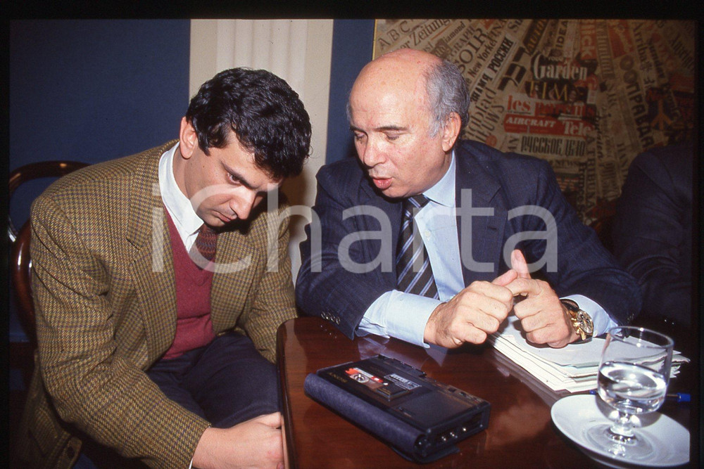 35mm vintage slide*1990 ca ITALIA, PSDI Giovanni NEGRI Cirino POMICINO (4)  Diapositiva d'epoca, in formato 35 mm.CONDIZIONI: GOODE' severamente vietata la riproduzione. Tutti i diritti sono riservati.Nella diapositiva ICharta mette in vendita, sul negozio eBay e in esclusiva sul sito "icharta" il proprio archivio composto da numerose diapositive e negativi fotografici d'epoca, tutti originali e autentici, che attraversano la storia del costume italiano tra gli la fine degli anni Sessanta e Novanta.Si tratta di uno sguardo inedito sull'attualit&agrave;, la politica, la vita quotidiana, il gossip e la cultura, che fotografa il cambiamento della nazione in quest'ultimo scorcio del XX secolo. Un'occasione unica per il mercato del collezionismo, che vede finalmente disponibile un archivio eccezionale per vastit&agrave;, tematiche e condizioni, in un settore (il negativo fotografico e la diapositiva) di assoluta novit&agrave; e dalle interessanti prospettive di investimento. GOOD/buono   originale e autentica 1