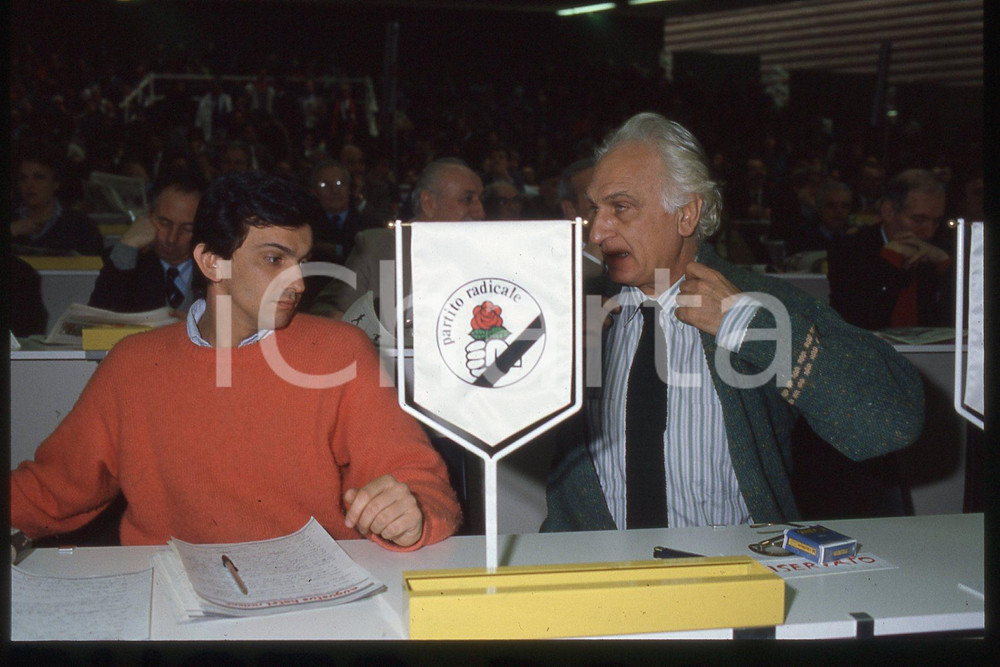 35mm vintage slide*1990 ca PARTITO RADICALE Giovanni NEGRI Marco PANNELLA  Diapositiva d'epoca, in formato 35 mm.CONDIZIONI: GOODE' severamente vietata la riproduzione. Tutti i diritti sono riservati.Nella diapositiva ICharta mette in vendita, sul negozio eBay e in esclusiva sul sito "icharta" il proprio archivio composto da numerose diapositive e negativi fotografici d'epoca, tutti originali e autentici, che attraversano la storia del costume italiano tra gli la fine degli anni Sessanta e Novanta.Si tratta di uno sguardo inedito sull'attualit&agrave;, la politica, la vita quotidiana, il gossip e la cultura, che fotografa il cambiamento della nazione in quest'ultimo scorcio del XX secolo. Un'occasione unica per il mercato del collezionismo, che vede finalmente disponibile un archivio eccezionale per vastit&agrave;, tematiche e condizioni, in un settore (il negativo fotografico e la diapositiva) di assoluta novit&agrave; e dalle interessanti prospettive di investimento. GOOD/buono   originale e autentica 1