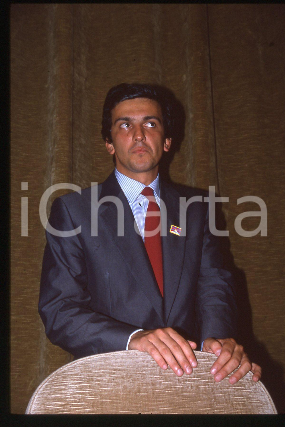 35mm vintage slide* 1990 ca ITALIA - PSDI Giovanni NEGRI Politico (2)  Diapositiva d'epoca, in formato 35 mm.CONDIZIONI: GOODE' severamente vietata la riproduzione. Tutti i diritti sono riservati.Nella diapositiva ICharta mette in vendita, sul negozio eBay e in esclusiva sul sito "icharta" il proprio archivio composto da numerose diapositive e negativi fotografici d'epoca, tutti originali e autentici, che attraversano la storia del costume italiano tra gli la fine degli anni Sessanta e Novanta.Si tratta di uno sguardo inedito sull'attualit&agrave;, la politica, la vita quotidiana, il gossip e la cultura, che fotografa il cambiamento della nazione in quest'ultimo scorcio del XX secolo. Un'occasione unica per il mercato del collezionismo, che vede finalmente disponibile un archivio eccezionale per vastit&agrave;, tematiche e condizioni, in un settore (il negativo fotografico e la diapositiva) di assoluta novit&agrave; e dalle interessanti prospettive di investimento. GOOD/buono   originale e autentica 1