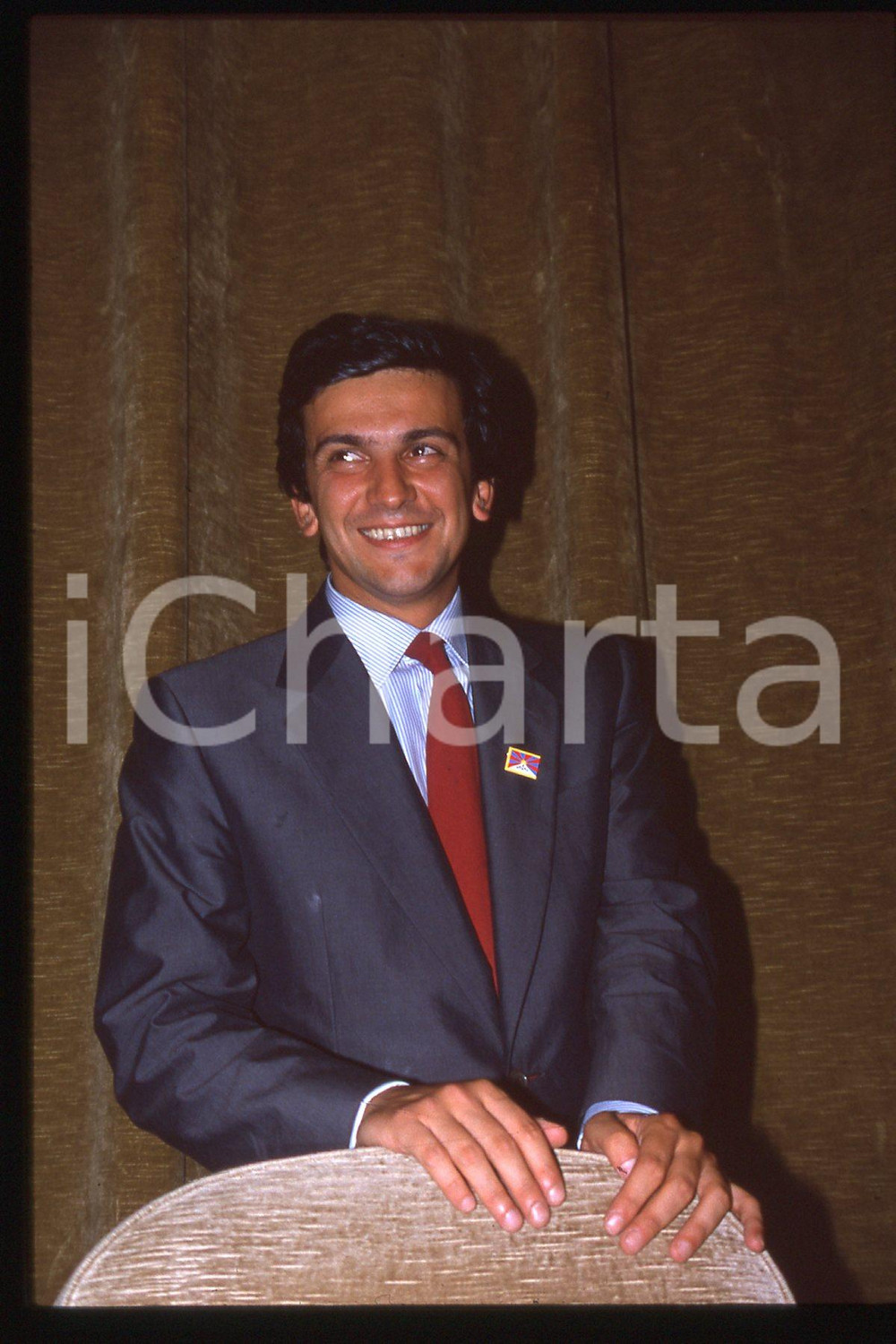 35mm vintage slide* 1990 ca ITALIA - PSDI Giovanni NEGRI Politico (3)  Diapositiva d'epoca, in formato 35 mm.CONDIZIONI: GOODE' severamente vietata la riproduzione. Tutti i diritti sono riservati.Nella diapositiva ICharta mette in vendita, sul negozio eBay e in esclusiva sul sito "icharta" il proprio archivio composto da numerose diapositive e negativi fotografici d'epoca, tutti originali e autentici, che attraversano la storia del costume italiano tra gli la fine degli anni Sessanta e Novanta.Si tratta di uno sguardo inedito sull'attualit&agrave;, la politica, la vita quotidiana, il gossip e la cultura, che fotografa il cambiamento della nazione in quest'ultimo scorcio del XX secolo. Un'occasione unica per il mercato del collezionismo, che vede finalmente disponibile un archivio eccezionale per vastit&agrave;, tematiche e condizioni, in un settore (il negativo fotografico e la diapositiva) di assoluta novit&agrave; e dalle interessanti prospettive di investimento. GOOD/buono   originale e autentica 1