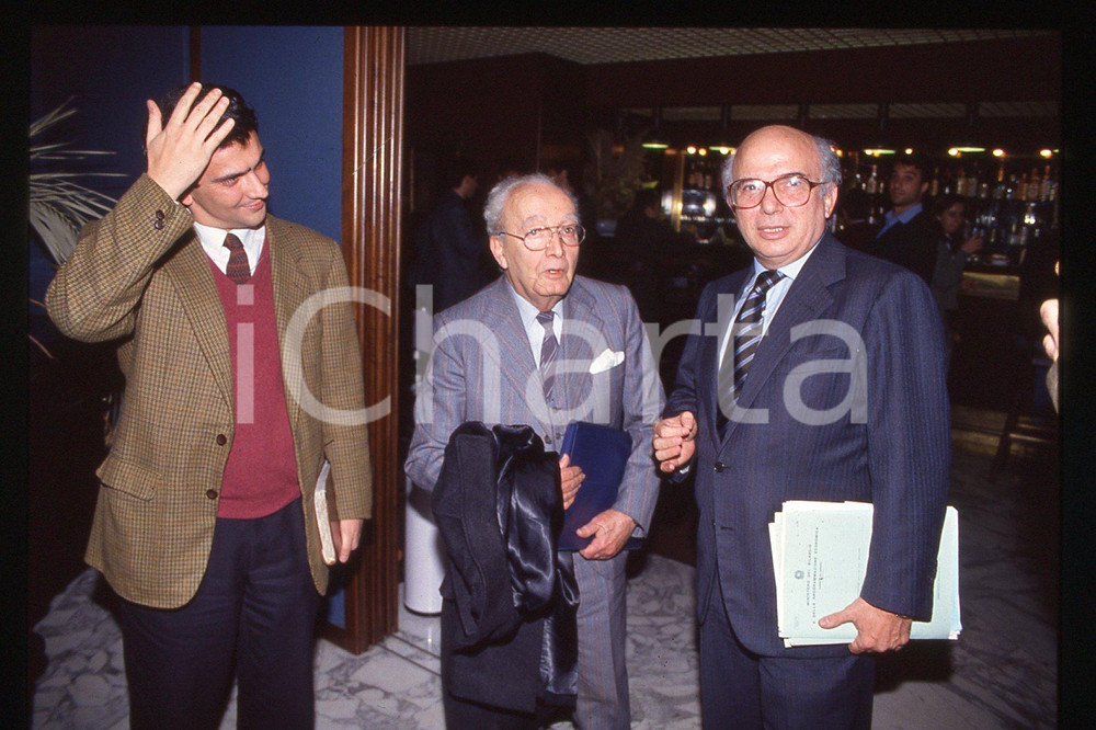 35mm vintage slide*1990 ca ITALIA, PSDI Giovanni NEGRI Cirino POMICINO (3)  Diapositiva d'epoca, in formato 35 mm.CONDIZIONI: GOODE' severamente vietata la riproduzione. Tutti i diritti sono riservati.Nella diapositiva ICharta mette in vendita, sul negozio eBay e in esclusiva sul sito "icharta" il proprio archivio composto da numerose diapositive e negativi fotografici d'epoca, tutti originali e autentici, che attraversano la storia del costume italiano tra gli la fine degli anni Sessanta e Novanta.Si tratta di uno sguardo inedito sull'attualit&agrave;, la politica, la vita quotidiana, il gossip e la cultura, che fotografa il cambiamento della nazione in quest'ultimo scorcio del XX secolo. Un'occasione unica per il mercato del collezionismo, che vede finalmente disponibile un archivio eccezionale per vastit&agrave;, tematiche e condizioni, in un settore (il negativo fotografico e la diapositiva) di assoluta novit&agrave; e dalle interessanti prospettive di investimento. GOOD/buono   originale e autentica 1