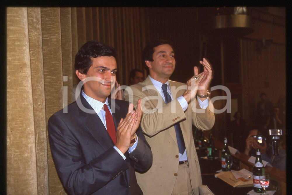 35mm vintage slide* 1990 ca ITALIA - PSDI Giovanni NEGRI Politico (6)  Diapositiva d'epoca, in formato 35 mm.CONDIZIONI: GOODE' severamente vietata la riproduzione. Tutti i diritti sono riservati.Nella diapositiva ICharta mette in vendita, sul negozio eBay e in esclusiva sul sito "icharta" il proprio archivio composto da numerose diapositive e negativi fotografici d'epoca, tutti originali e autentici, che attraversano la storia del costume italiano tra gli la fine degli anni Sessanta e Novanta.Si tratta di uno sguardo inedito sull'attualit&agrave;, la politica, la vita quotidiana, il gossip e la cultura, che fotografa il cambiamento della nazione in quest'ultimo scorcio del XX secolo. Un'occasione unica per il mercato del collezionismo, che vede finalmente disponibile un archivio eccezionale per vastit&agrave;, tematiche e condizioni, in un settore (il negativo fotografico e la diapositiva) di assoluta novit&agrave; e dalle interessanti prospettive di investimento. GOOD/buono   originale e autentica 1