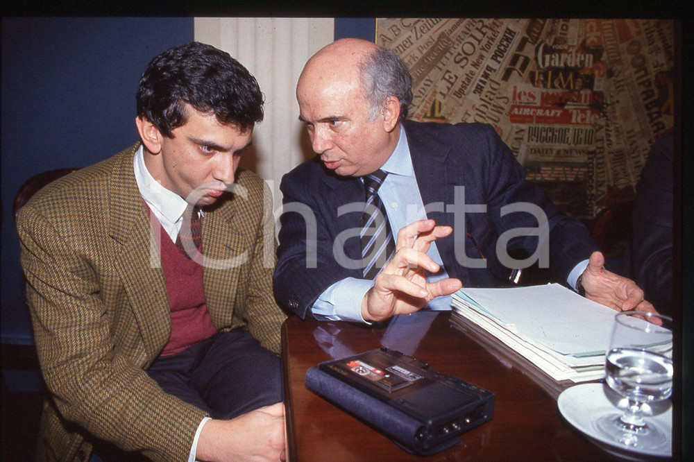 35mm vintage slide* 1990 ca ITALIA - PSDI Giovanni NEGRI Cirino POMICINO (1)  Diapositiva d'epoca, in formato 35 mm.CONDIZIONI: GOODE' severamente vietata la riproduzione. Tutti i diritti sono riservati.Nella diapositiva ICharta mette in vendita, sul negozio eBay e in esclusiva sul sito "icharta" il proprio archivio composto da numerose diapositive e negativi fotografici d'epoca, tutti originali e autentici, che attraversano la storia del costume italiano tra gli la fine degli anni Sessanta e Novanta.Si tratta di uno sguardo inedito sull'attualit&agrave;, la politica, la vita quotidiana, il gossip e la cultura, che fotografa il cambiamento della nazione in quest'ultimo scorcio del XX secolo. Un'occasione unica per il mercato del collezionismo, che vede finalmente disponibile un archivio eccezionale per vastit&agrave;, tematiche e condizioni, in un settore (il negativo fotografico e la diapositiva) di assoluta novit&agrave; e dalle interessanti prospettive di investimento. GOOD/buono   originale e autentica 1