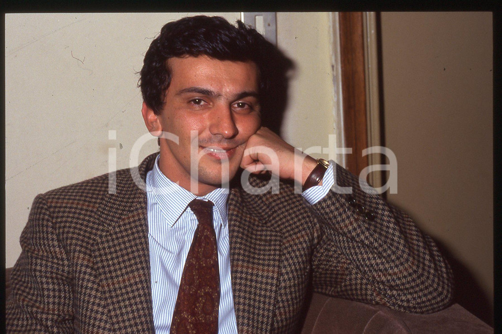 35mm vintage slide* 1990 ca ITALIA - PSDI Giovanni NEGRI Politico (10)  Diapositiva d'epoca, in formato 35 mm.CONDIZIONI: GOODE' severamente vietata la riproduzione. Tutti i diritti sono riservati.Nella diapositiva ICharta mette in vendita, sul negozio eBay e in esclusiva sul sito "icharta" il proprio archivio composto da numerose diapositive e negativi fotografici d'epoca, tutti originali e autentici, che attraversano la storia del costume italiano tra gli la fine degli anni Sessanta e Novanta.Si tratta di uno sguardo inedito sull'attualit&agrave;, la politica, la vita quotidiana, il gossip e la cultura, che fotografa il cambiamento della nazione in quest'ultimo scorcio del XX secolo. Un'occasione unica per il mercato del collezionismo, che vede finalmente disponibile un archivio eccezionale per vastit&agrave;, tematiche e condizioni, in un settore (il negativo fotografico e la diapositiva) di assoluta novit&agrave; e dalle interessanti prospettive di investimento. GOOD/buono   originale e autentica 1