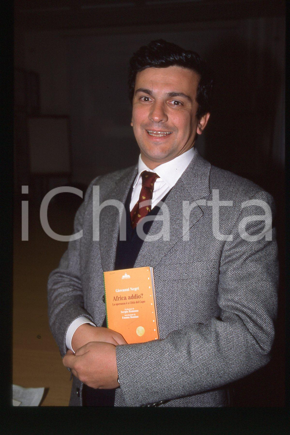 35mm vintage slide* 1990 ca ITALIA - PSDI Giovanni NEGRI Politico (11)  Diapositiva d'epoca, in formato 35 mm.CONDIZIONI: GOODE' severamente vietata la riproduzione. Tutti i diritti sono riservati.Nella diapositiva ICharta mette in vendita, sul negozio eBay e in esclusiva sul sito "icharta" il proprio archivio composto da numerose diapositive e negativi fotografici d'epoca, tutti originali e autentici, che attraversano la storia del costume italiano tra gli la fine degli anni Sessanta e Novanta.Si tratta di uno sguardo inedito sull'attualit&agrave;, la politica, la vita quotidiana, il gossip e la cultura, che fotografa il cambiamento della nazione in quest'ultimo scorcio del XX secolo. Un'occasione unica per il mercato del collezionismo, che vede finalmente disponibile un archivio eccezionale per vastit&agrave;, tematiche e condizioni, in un settore (il negativo fotografico e la diapositiva) di assoluta novit&agrave; e dalle interessanti prospettive di investimento. GOOD/buono   originale e autentica 1
