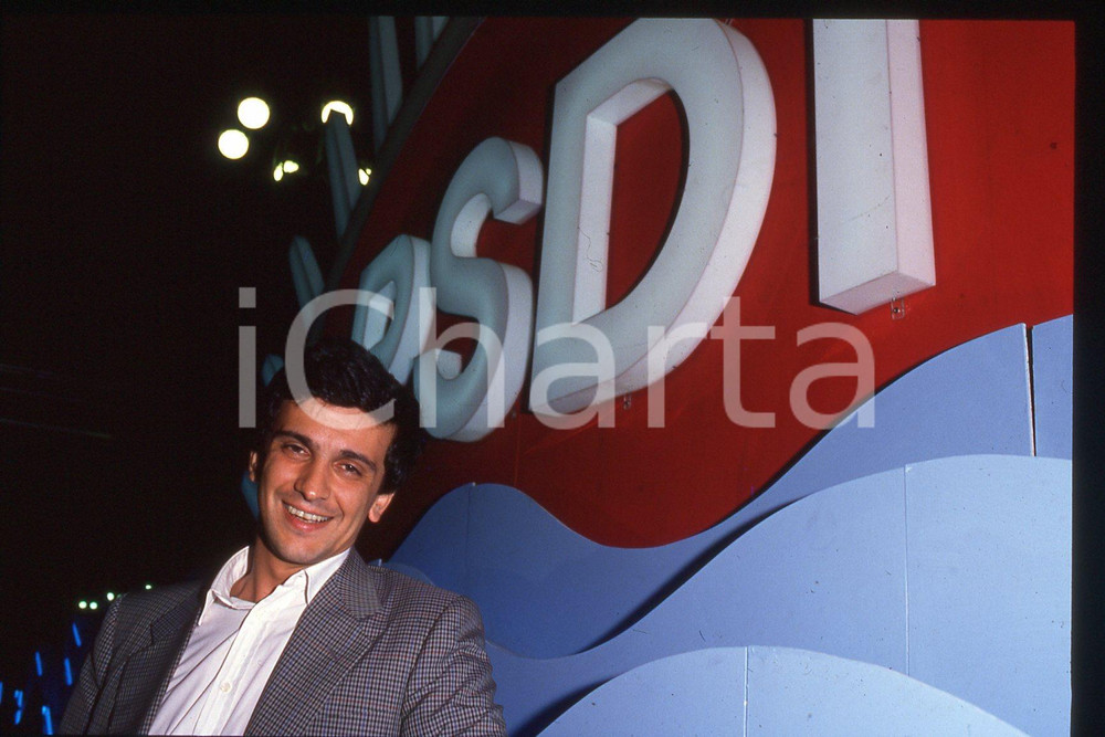 35mm vintage slide* 1990 ca ITALIA - PSDI Giovanni NEGRI Politico (13)  Diapositiva d'epoca, in formato 35 mm.CONDIZIONI: GOODE' severamente vietata la riproduzione. Tutti i diritti sono riservati.Nella diapositiva ICharta mette in vendita, sul negozio eBay e in esclusiva sul sito "icharta" il proprio archivio composto da numerose diapositive e negativi fotografici d'epoca, tutti originali e autentici, che attraversano la storia del costume italiano tra gli la fine degli anni Sessanta e Novanta.Si tratta di uno sguardo inedito sull'attualit&agrave;, la politica, la vita quotidiana, il gossip e la cultura, che fotografa il cambiamento della nazione in quest'ultimo scorcio del XX secolo. Un'occasione unica per il mercato del collezionismo, che vede finalmente disponibile un archivio eccezionale per vastit&agrave;, tematiche e condizioni, in un settore (il negativo fotografico e la diapositiva) di assoluta novit&agrave; e dalle interessanti prospettive di investimento. GOOD/buono   originale e autentica 1
