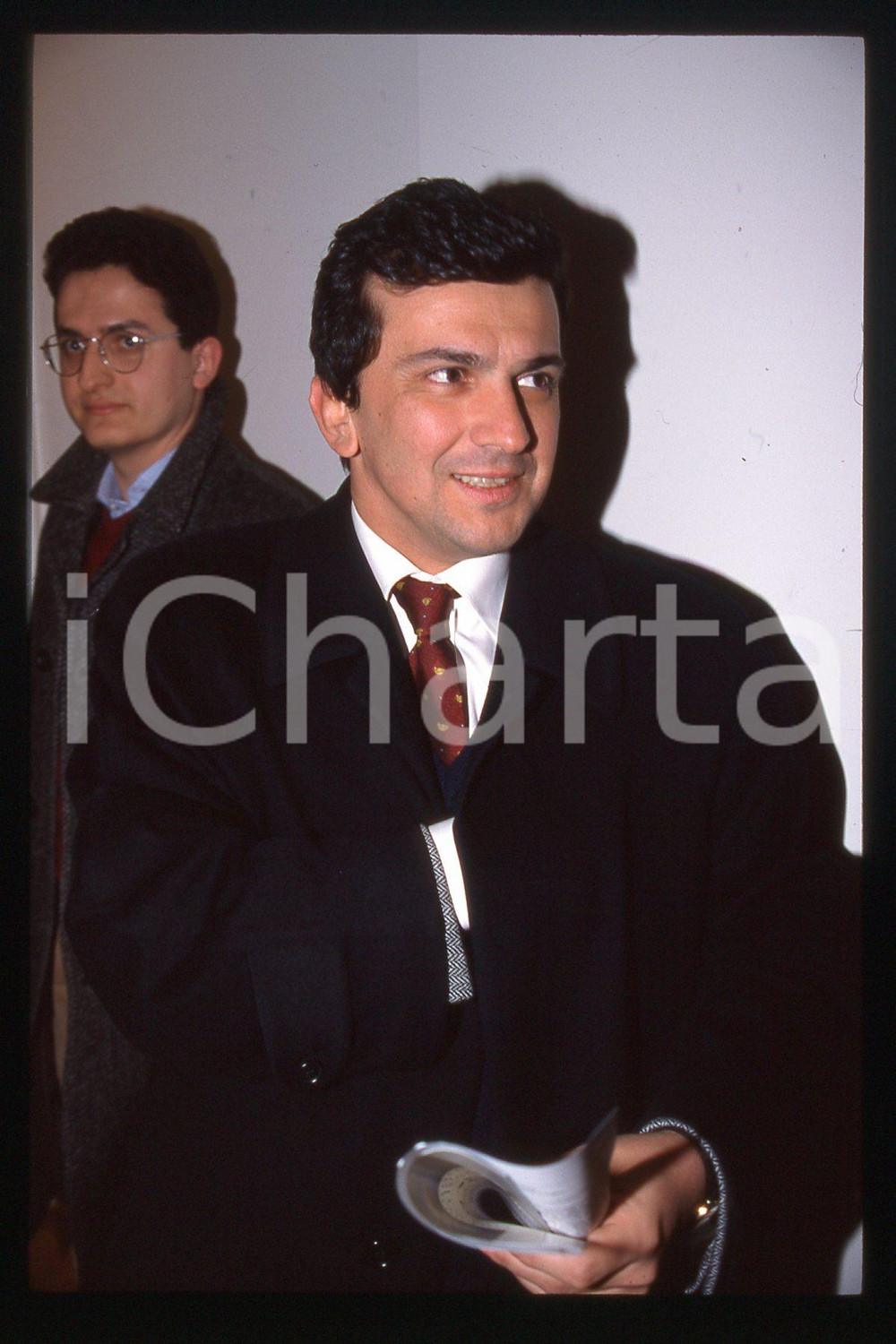 35mm vintage slide* 1990 ca ITALIA - PSDI Giovanni NEGRI Politico (14)  Diapositiva d'epoca, in formato 35 mm.CONDIZIONI: GOODE' severamente vietata la riproduzione. Tutti i diritti sono riservati.Nella diapositiva ICharta mette in vendita, sul negozio eBay e in esclusiva sul sito "icharta" il proprio archivio composto da numerose diapositive e negativi fotografici d'epoca, tutti originali e autentici, che attraversano la storia del costume italiano tra gli la fine degli anni Sessanta e Novanta.Si tratta di uno sguardo inedito sull'attualit&agrave;, la politica, la vita quotidiana, il gossip e la cultura, che fotografa il cambiamento della nazione in quest'ultimo scorcio del XX secolo. Un'occasione unica per il mercato del collezionismo, che vede finalmente disponibile un archivio eccezionale per vastit&agrave;, tematiche e condizioni, in un settore (il negativo fotografico e la diapositiva) di assoluta novit&agrave; e dalle interessanti prospettive di investimento. GOOD/buono   originale e autentica 1
