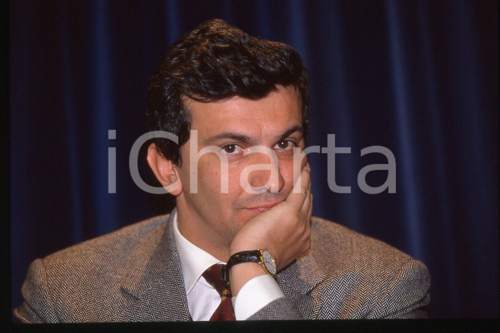 35mm vintage slide* 1990 ca ITALIA - PSDI Giovanni NEGRI Politico (18)  Diapositiva d'epoca, in formato 35 mm.CONDIZIONI: GOODE' severamente vietata la riproduzione. Tutti i diritti sono riservati.Nella diapositiva ICharta mette in vendita, sul negozio eBay e in esclusiva sul sito "icharta" il proprio archivio composto da numerose diapositive e negativi fotografici d'epoca, tutti originali e autentici, che attraversano la storia del costume italiano tra gli la fine degli anni Sessanta e Novanta.Si tratta di uno sguardo inedito sull'attualit&agrave;, la politica, la vita quotidiana, il gossip e la cultura, che fotografa il cambiamento della nazione in quest'ultimo scorcio del XX secolo. Un'occasione unica per il mercato del collezionismo, che vede finalmente disponibile un archivio eccezionale per vastit&agrave;, tematiche e condizioni, in un settore (il negativo fotografico e la diapositiva) di assoluta novit&agrave; e dalle interessanti prospettive di investimento. GOOD/buono   originale e autentica 1