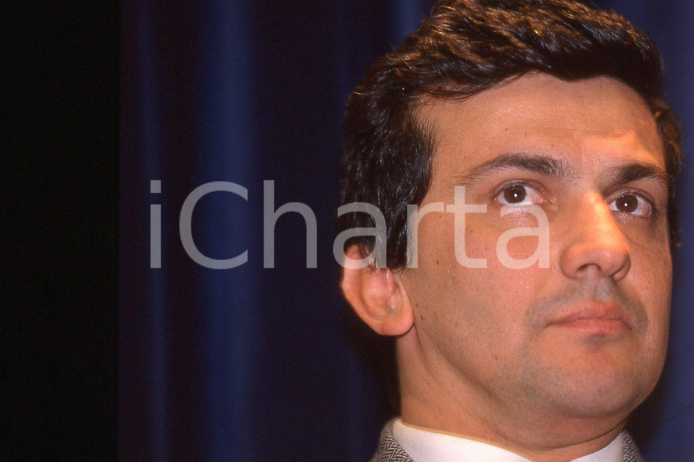 35mm vintage slide* 1990 ca ITALIA - PSDI Giovanni NEGRI Politico (22)  Diapositiva d'epoca, in formato 35 mm.CONDIZIONI: GOODE' severamente vietata la riproduzione. Tutti i diritti sono riservati.Nella diapositiva ICharta mette in vendita, sul negozio eBay e in esclusiva sul sito "icharta" il proprio archivio composto da numerose diapositive e negativi fotografici d'epoca, tutti originali e autentici, che attraversano la storia del costume italiano tra gli la fine degli anni Sessanta e Novanta.Si tratta di uno sguardo inedito sull'attualit&agrave;, la politica, la vita quotidiana, il gossip e la cultura, che fotografa il cambiamento della nazione in quest'ultimo scorcio del XX secolo. Un'occasione unica per il mercato del collezionismo, che vede finalmente disponibile un archivio eccezionale per vastit&agrave;, tematiche e condizioni, in un settore (il negativo fotografico e la diapositiva) di assoluta novit&agrave; e dalle interessanti prospettive di investimento. GOOD/buono   originale e autentica 1