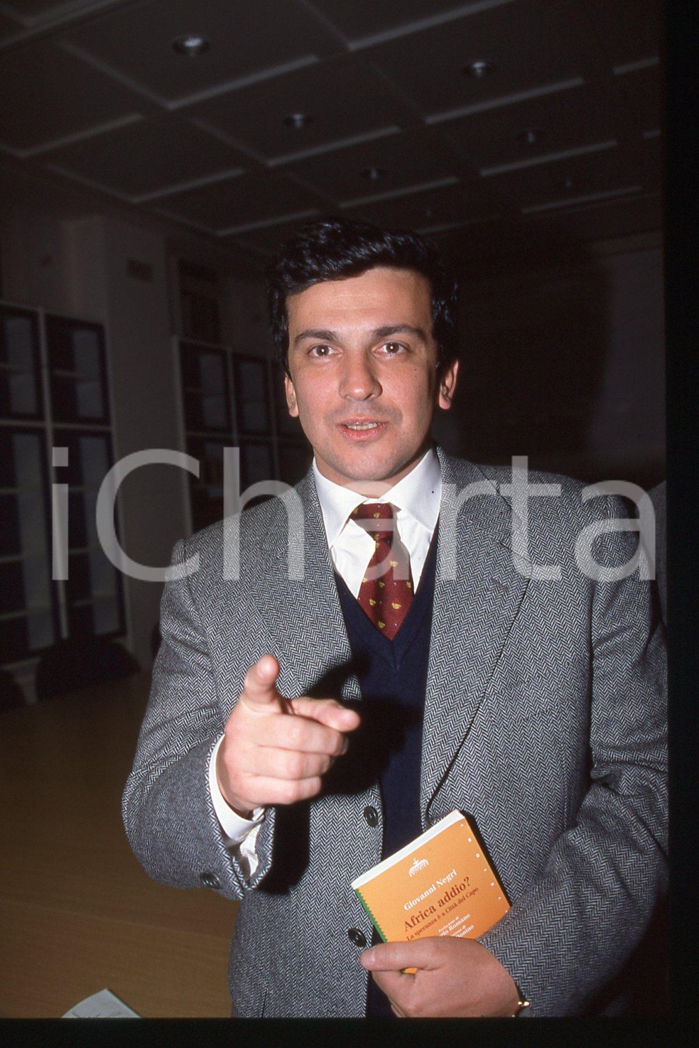 35mm vintage slide* 1990 ca ITALIA - PSDI Giovanni NEGRI Politico (24)  Diapositiva d'epoca, in formato 35 mm.CONDIZIONI: GOODE' severamente vietata la riproduzione. Tutti i diritti sono riservati.Nella diapositiva ICharta mette in vendita, sul negozio eBay e in esclusiva sul sito "icharta" il proprio archivio composto da numerose diapositive e negativi fotografici d'epoca, tutti originali e autentici, che attraversano la storia del costume italiano tra gli la fine degli anni Sessanta e Novanta.Si tratta di uno sguardo inedito sull'attualit&agrave;, la politica, la vita quotidiana, il gossip e la cultura, che fotografa il cambiamento della nazione in quest'ultimo scorcio del XX secolo. Un'occasione unica per il mercato del collezionismo, che vede finalmente disponibile un archivio eccezionale per vastit&agrave;, tematiche e condizioni, in un settore (il negativo fotografico e la diapositiva) di assoluta novit&agrave; e dalle interessanti prospettive di investimento. GOOD/buono   originale e autentica 1