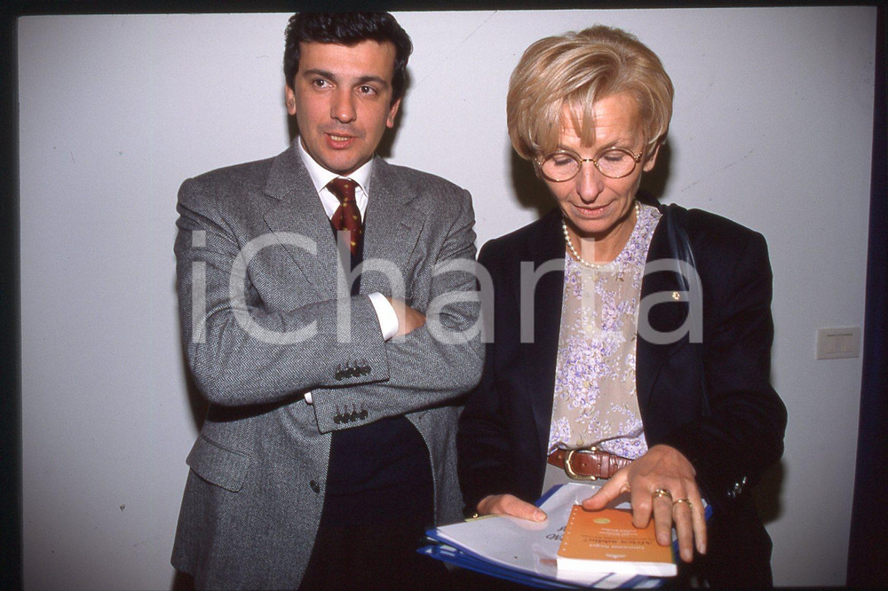 35mm vintage slide*1990 ca ITALIA - PSDI Giovanni NEGRI Emma BONINO (2)  Diapositiva d'epoca, in formato 35 mm.CONDIZIONI: GOODE' severamente vietata la riproduzione. Tutti i diritti sono riservati.Nella diapositiva ICharta mette in vendita, sul negozio eBay e in esclusiva sul sito "icharta" il proprio archivio composto da numerose diapositive e negativi fotografici d'epoca, tutti originali e autentici, che attraversano la storia del costume italiano tra gli la fine degli anni Sessanta e Novanta.Si tratta di uno sguardo inedito sull'attualit&agrave;, la politica, la vita quotidiana, il gossip e la cultura, che fotografa il cambiamento della nazione in quest'ultimo scorcio del XX secolo. Un'occasione unica per il mercato del collezionismo, che vede finalmente disponibile un archivio eccezionale per vastit&agrave;, tematiche e condizioni, in un settore (il negativo fotografico e la diapositiva) di assoluta novit&agrave; e dalle interessanti prospettive di investimento. GOOD/buono   originale e autentica 1