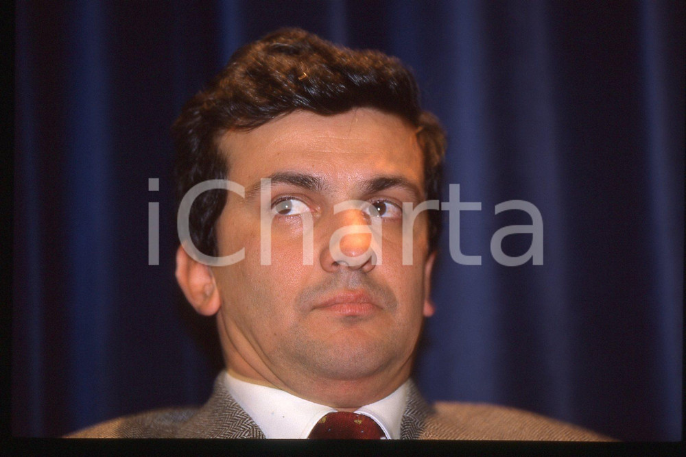 35mm vintage slide* 1990 ca ITALIA - PSDI Giovanni NEGRI Politico (25)  Diapositiva d'epoca, in formato 35 mm.CONDIZIONI: GOODE' severamente vietata la riproduzione. Tutti i diritti sono riservati.Nella diapositiva ICharta mette in vendita, sul negozio eBay e in esclusiva sul sito "icharta" il proprio archivio composto da numerose diapositive e negativi fotografici d'epoca, tutti originali e autentici, che attraversano la storia del costume italiano tra gli la fine degli anni Sessanta e Novanta.Si tratta di uno sguardo inedito sull'attualit&agrave;, la politica, la vita quotidiana, il gossip e la cultura, che fotografa il cambiamento della nazione in quest'ultimo scorcio del XX secolo. Un'occasione unica per il mercato del collezionismo, che vede finalmente disponibile un archivio eccezionale per vastit&agrave;, tematiche e condizioni, in un settore (il negativo fotografico e la diapositiva) di assoluta novit&agrave; e dalle interessanti prospettive di investimento. GOOD/buono   originale e autentica 1