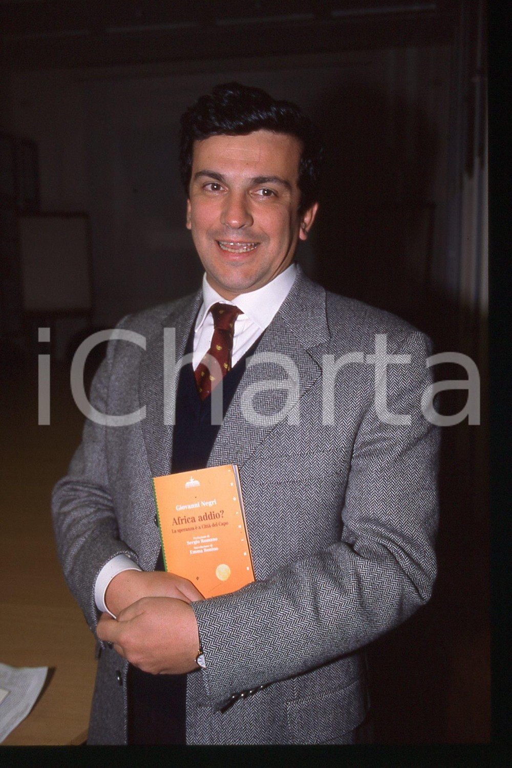 35mm vintage slide* 1990 ca ITALIA - PSDI Giovanni NEGRI Politico (26)  Diapositiva d'epoca, in formato 35 mm.CONDIZIONI: GOODE' severamente vietata la riproduzione. Tutti i diritti sono riservati.Nella diapositiva ICharta mette in vendita, sul negozio eBay e in esclusiva sul sito "icharta" il proprio archivio composto da numerose diapositive e negativi fotografici d'epoca, tutti originali e autentici, che attraversano la storia del costume italiano tra gli la fine degli anni Sessanta e Novanta.Si tratta di uno sguardo inedito sull'attualit&agrave;, la politica, la vita quotidiana, il gossip e la cultura, che fotografa il cambiamento della nazione in quest'ultimo scorcio del XX secolo. Un'occasione unica per il mercato del collezionismo, che vede finalmente disponibile un archivio eccezionale per vastit&agrave;, tematiche e condizioni, in un settore (il negativo fotografico e la diapositiva) di assoluta novit&agrave; e dalle interessanti prospettive di investimento. GOOD/buono   originale e autentica 1