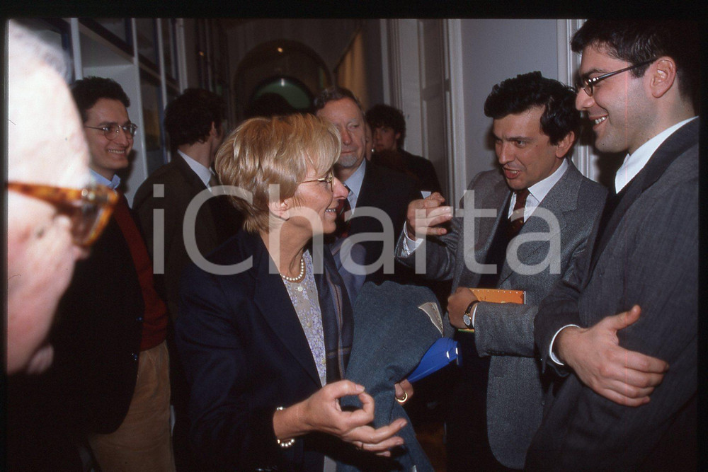 35mm vintage slide* 1990 ca ITALIA - PSDI Giovanni NEGRI Emma BONINO (1)  Diapositiva d'epoca, in formato 35 mm.CONDIZIONI: GOODE' severamente vietata la riproduzione. Tutti i diritti sono riservati.Nella diapositiva ICharta mette in vendita, sul negozio eBay e in esclusiva sul sito "icharta" il proprio archivio composto da numerose diapositive e negativi fotografici d'epoca, tutti originali e autentici, che attraversano la storia del costume italiano tra gli la fine degli anni Sessanta e Novanta.Si tratta di uno sguardo inedito sull'attualit&agrave;, la politica, la vita quotidiana, il gossip e la cultura, che fotografa il cambiamento della nazione in quest'ultimo scorcio del XX secolo. Un'occasione unica per il mercato del collezionismo, che vede finalmente disponibile un archivio eccezionale per vastit&agrave;, tematiche e condizioni, in un settore (il negativo fotografico e la diapositiva) di assoluta novit&agrave; e dalle interessanti prospettive di investimento. GOOD/buono   originale e autentica 1