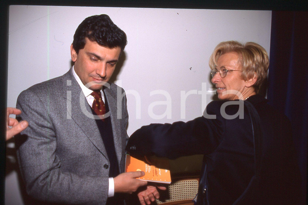 35mm vintage slide* 1990 ca ITALIA - PSDI Giovanni NEGRI Emma BONINO  Diapositiva d'epoca, in formato 35 mm.CONDIZIONI: GOODE' severamente vietata la riproduzione. Tutti i diritti sono riservati.Nella diapositiva ICharta mette in vendita, sul negozio eBay e in esclusiva sul sito "icharta" il proprio archivio composto da numerose diapositive e negativi fotografici d'epoca, tutti originali e autentici, che attraversano la storia del costume italiano tra gli la fine degli anni Sessanta e Novanta.Si tratta di uno sguardo inedito sull'attualit&agrave;, la politica, la vita quotidiana, il gossip e la cultura, che fotografa il cambiamento della nazione in quest'ultimo scorcio del XX secolo. Un'occasione unica per il mercato del collezionismo, che vede finalmente disponibile un archivio eccezionale per vastit&agrave;, tematiche e condizioni, in un settore (il negativo fotografico e la diapositiva) di assoluta novit&agrave; e dalle interessanti prospettive di investimento. GOOD/buono   originale e autentica 1