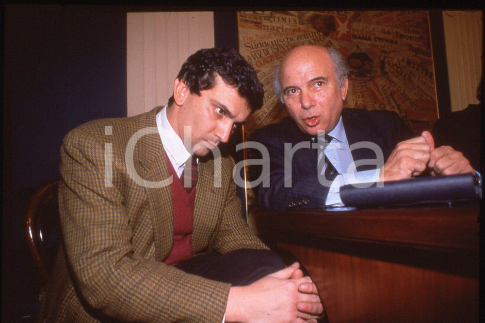 35mm vintage slide* 1990 ca ITALIA - PSDI Giovanni NEGRI Cirino POMICINO  Diapositiva d'epoca, in formato 35 mm.CONDIZIONI: GOODE' severamente vietata la riproduzione. Tutti i diritti sono riservati.Nella diapositiva ICharta mette in vendita, sul negozio eBay e in esclusiva sul sito "icharta" il proprio archivio composto da numerose diapositive e negativi fotografici d'epoca, tutti originali e autentici, che attraversano la storia del costume italiano tra gli la fine degli anni Sessanta e Novanta.Si tratta di uno sguardo inedito sull'attualit&agrave;, la politica, la vita quotidiana, il gossip e la cultura, che fotografa il cambiamento della nazione in quest'ultimo scorcio del XX secolo. Un'occasione unica per il mercato del collezionismo, che vede finalmente disponibile un archivio eccezionale per vastit&agrave;, tematiche e condizioni, in un settore (il negativo fotografico e la diapositiva) di assoluta novit&agrave; e dalle interessanti prospettive di investimento. GOOD/buono   originale e autentica 1
