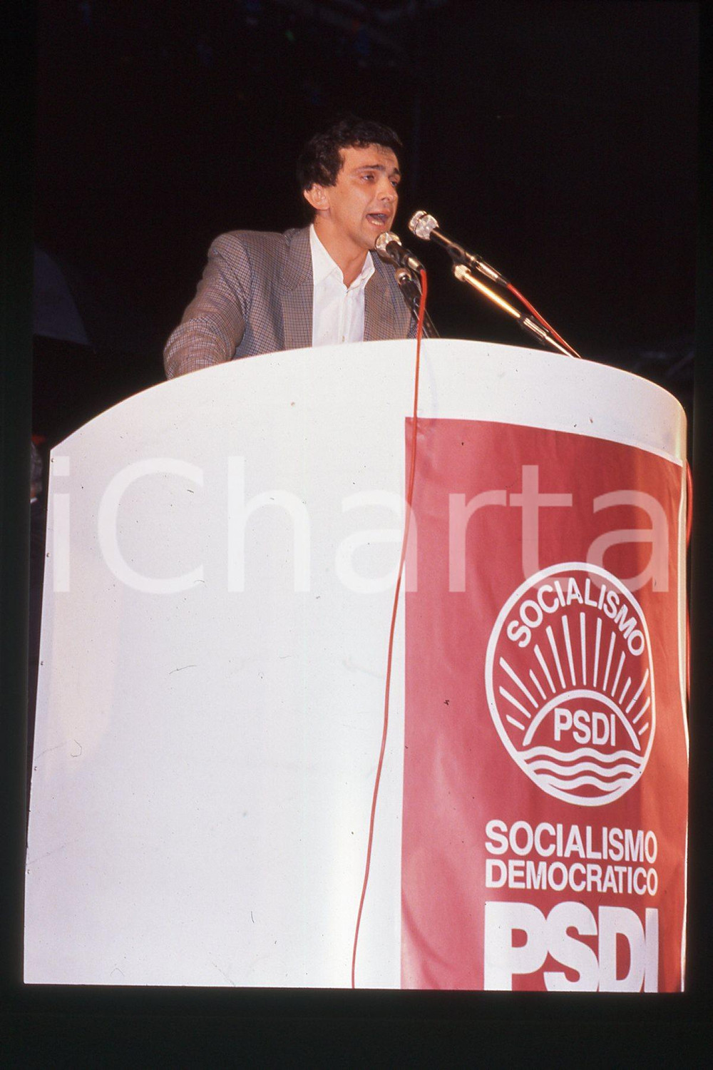 35mm vintage slide* 1990 ca ITALIA - PSDI Giovanni NEGRI Politico (30)  Diapositiva d'epoca, in formato 35 mm.CONDIZIONI: GOODE' severamente vietata la riproduzione. Tutti i diritti sono riservati.Nella diapositiva ICharta mette in vendita, sul negozio eBay e in esclusiva sul sito "icharta" il proprio archivio composto da numerose diapositive e negativi fotografici d'epoca, tutti originali e autentici, che attraversano la storia del costume italiano tra gli la fine degli anni Sessanta e Novanta.Si tratta di uno sguardo inedito sull'attualit&agrave;, la politica, la vita quotidiana, il gossip e la cultura, che fotografa il cambiamento della nazione in quest'ultimo scorcio del XX secolo. Un'occasione unica per il mercato del collezionismo, che vede finalmente disponibile un archivio eccezionale per vastit&agrave;, tematiche e condizioni, in un settore (il negativo fotografico e la diapositiva) di assoluta novit&agrave; e dalle interessanti prospettive di investimento. GOOD/buono   originale e autentica 1