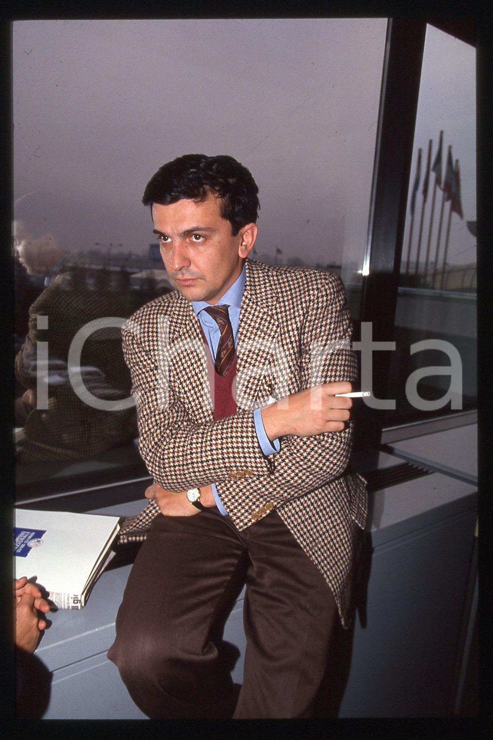 35mm vintage slide* 1990 ca ITALIA - PSDI Giovanni NEGRI Politico (33)  Diapositiva d'epoca, in formato 35 mm.CONDIZIONI: GOODE' severamente vietata la riproduzione. Tutti i diritti sono riservati.Nella diapositiva ICharta mette in vendita, sul negozio eBay e in esclusiva sul sito "icharta" il proprio archivio composto da numerose diapositive e negativi fotografici d'epoca, tutti originali e autentici, che attraversano la storia del costume italiano tra gli la fine degli anni Sessanta e Novanta.Si tratta di uno sguardo inedito sull'attualit&agrave;, la politica, la vita quotidiana, il gossip e la cultura, che fotografa il cambiamento della nazione in quest'ultimo scorcio del XX secolo. Un'occasione unica per il mercato del collezionismo, che vede finalmente disponibile un archivio eccezionale per vastit&agrave;, tematiche e condizioni, in un settore (il negativo fotografico e la diapositiva) di assoluta novit&agrave; e dalle interessanti prospettive di investimento. GOOD/buono   originale e autentica 1