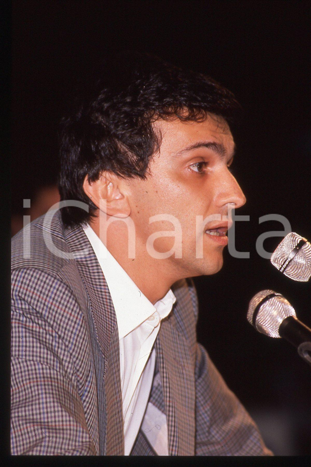 35mm vintage slide* 1990 ca ITALIA - PSDI Giovanni NEGRI Politico (39)  Diapositiva d'epoca, in formato 35 mm.CONDIZIONI: GOODE' severamente vietata la riproduzione. Tutti i diritti sono riservati.Nella diapositiva ICharta mette in vendita, sul negozio eBay e in esclusiva sul sito "icharta" il proprio archivio composto da numerose diapositive e negativi fotografici d'epoca, tutti originali e autentici, che attraversano la storia del costume italiano tra gli la fine degli anni Sessanta e Novanta.Si tratta di uno sguardo inedito sull'attualit&agrave;, la politica, la vita quotidiana, il gossip e la cultura, che fotografa il cambiamento della nazione in quest'ultimo scorcio del XX secolo. Un'occasione unica per il mercato del collezionismo, che vede finalmente disponibile un archivio eccezionale per vastit&agrave;, tematiche e condizioni, in un settore (il negativo fotografico e la diapositiva) di assoluta novit&agrave; e dalle interessanti prospettive di investimento. GOOD/buono   originale e autentica 1