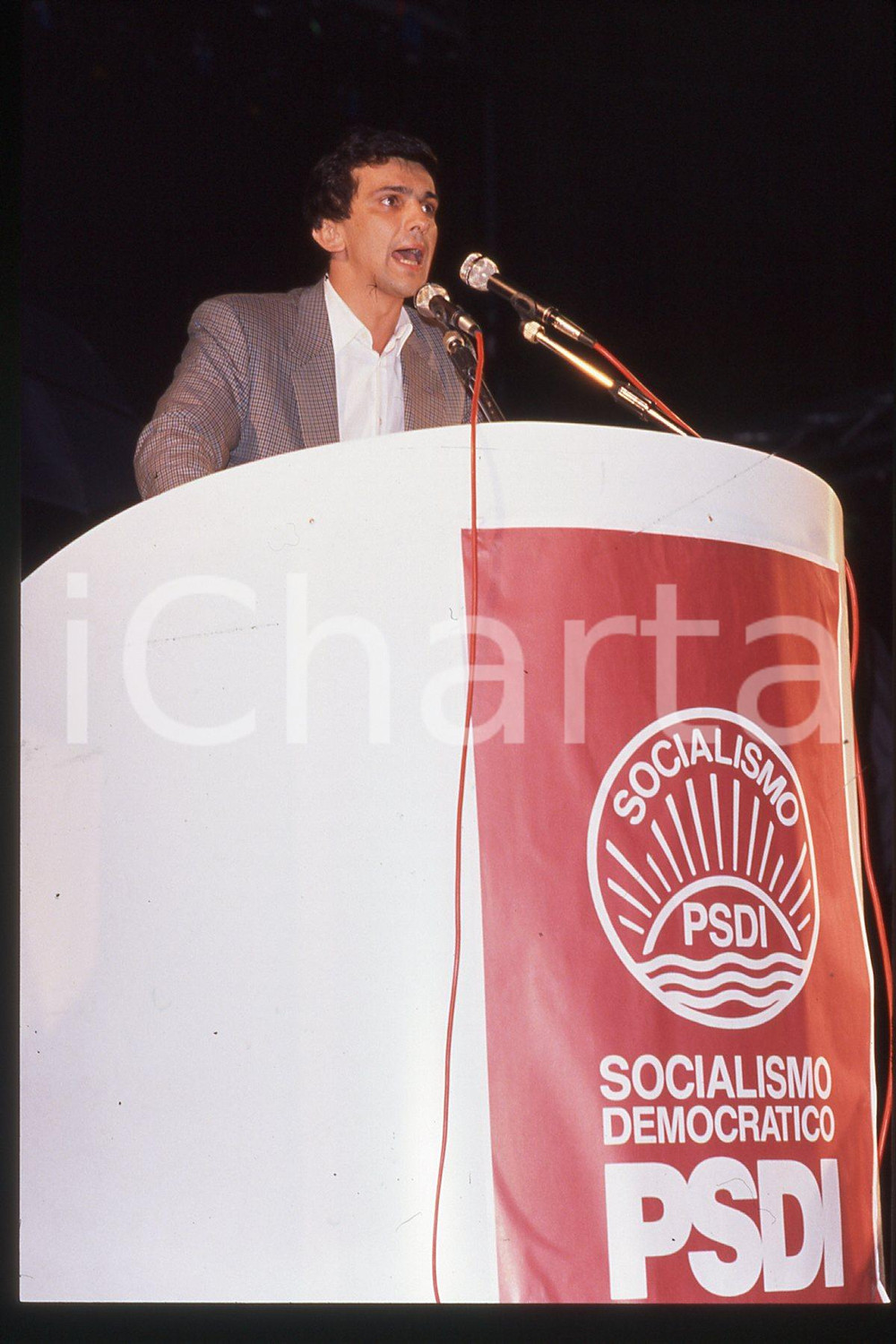 35mm vintage slide* 1990 ca ITALIA - PSDI Giovanni NEGRI Politico (38)  Diapositiva d'epoca, in formato 35 mm.CONDIZIONI: GOODE' severamente vietata la riproduzione. Tutti i diritti sono riservati.Nella diapositiva ICharta mette in vendita, sul negozio eBay e in esclusiva sul sito "icharta" il proprio archivio composto da numerose diapositive e negativi fotografici d'epoca, tutti originali e autentici, che attraversano la storia del costume italiano tra gli la fine degli anni Sessanta e Novanta.Si tratta di uno sguardo inedito sull'attualit&agrave;, la politica, la vita quotidiana, il gossip e la cultura, che fotografa il cambiamento della nazione in quest'ultimo scorcio del XX secolo. Un'occasione unica per il mercato del collezionismo, che vede finalmente disponibile un archivio eccezionale per vastit&agrave;, tematiche e condizioni, in un settore (il negativo fotografico e la diapositiva) di assoluta novit&agrave; e dalle interessanti prospettive di investimento. GOOD/buono   originale e autentica 1