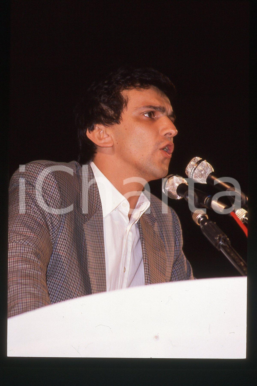 35mm vintage slide* 1990 ca ITALIA - PSDI Giovanni NEGRI Politico (42)  Diapositiva d'epoca, in formato 35 mm.CONDIZIONI: GOODE' severamente vietata la riproduzione. Tutti i diritti sono riservati.Nella diapositiva ICharta mette in vendita, sul negozio eBay e in esclusiva sul sito "icharta" il proprio archivio composto da numerose diapositive e negativi fotografici d'epoca, tutti originali e autentici, che attraversano la storia del costume italiano tra gli la fine degli anni Sessanta e Novanta.Si tratta di uno sguardo inedito sull'attualit&agrave;, la politica, la vita quotidiana, il gossip e la cultura, che fotografa il cambiamento della nazione in quest'ultimo scorcio del XX secolo. Un'occasione unica per il mercato del collezionismo, che vede finalmente disponibile un archivio eccezionale per vastit&agrave;, tematiche e condizioni, in un settore (il negativo fotografico e la diapositiva) di assoluta novit&agrave; e dalle interessanti prospettive di investimento. GOOD/buono   originale e autentica 1