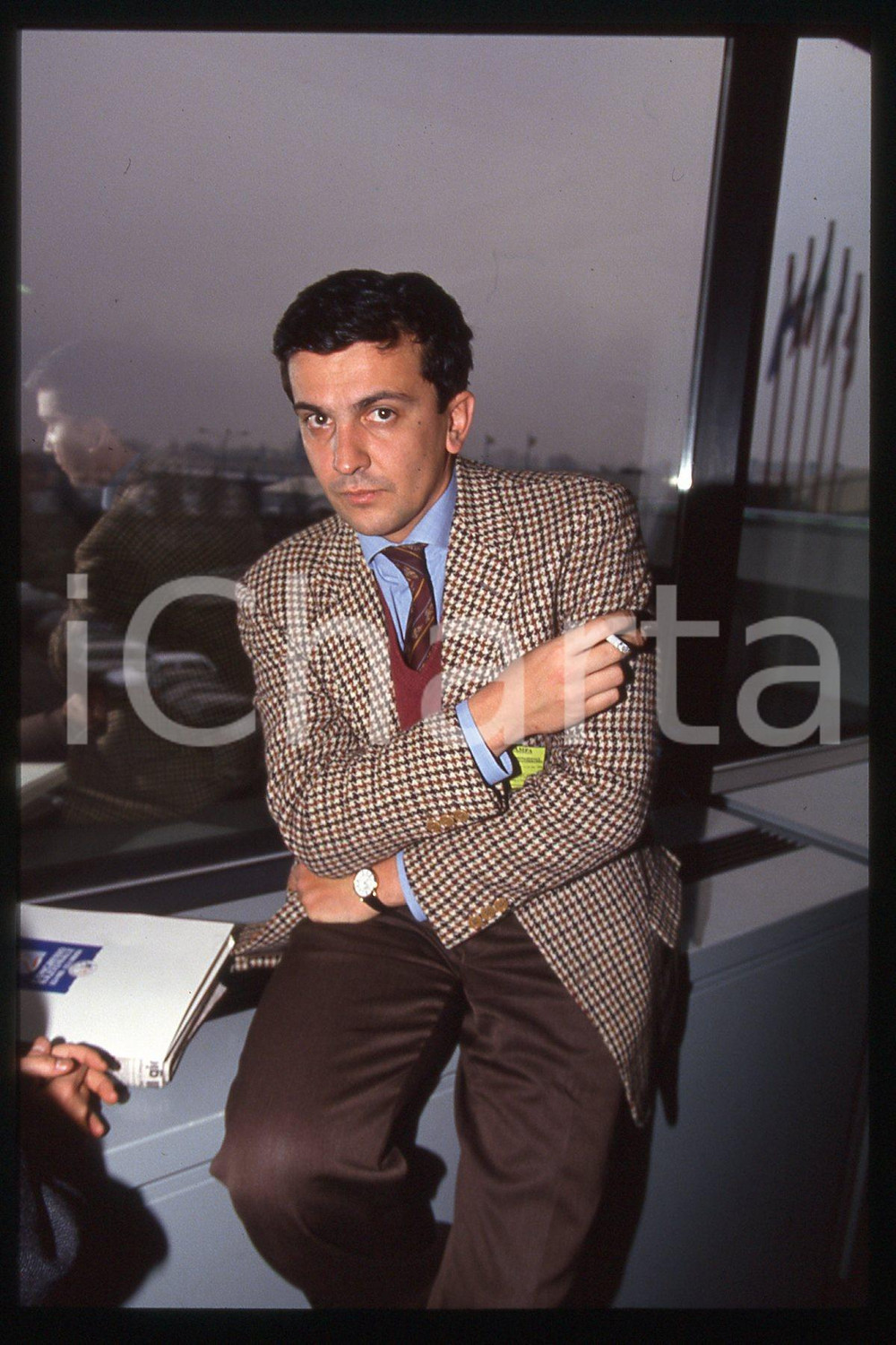 35mm vintage slide* 1990 ca ITALIA - PSDI Giovanni NEGRI Politico (43)  Diapositiva d'epoca, in formato 35 mm.CONDIZIONI: GOODE' severamente vietata la riproduzione. Tutti i diritti sono riservati.Nella diapositiva ICharta mette in vendita, sul negozio eBay e in esclusiva sul sito "icharta" il proprio archivio composto da numerose diapositive e negativi fotografici d'epoca, tutti originali e autentici, che attraversano la storia del costume italiano tra gli la fine degli anni Sessanta e Novanta.Si tratta di uno sguardo inedito sull'attualit&agrave;, la politica, la vita quotidiana, il gossip e la cultura, che fotografa il cambiamento della nazione in quest'ultimo scorcio del XX secolo. Un'occasione unica per il mercato del collezionismo, che vede finalmente disponibile un archivio eccezionale per vastit&agrave;, tematiche e condizioni, in un settore (il negativo fotografico e la diapositiva) di assoluta novit&agrave; e dalle interessanti prospettive di investimento. GOOD/buono   originale e autentica 1