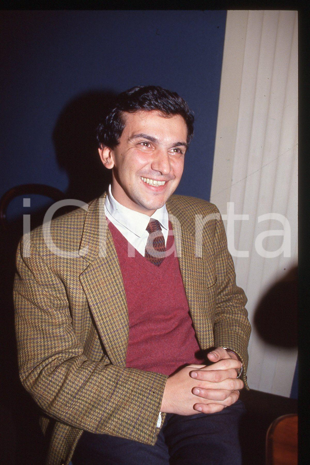 35mm vintage slide* 1990 ca ITALIA - PSDI Giovanni NEGRI Politico (44)  Diapositiva d'epoca, in formato 35 mm.CONDIZIONI: GOODE' severamente vietata la riproduzione. Tutti i diritti sono riservati.Nella diapositiva ICharta mette in vendita, sul negozio eBay e in esclusiva sul sito "icharta" il proprio archivio composto da numerose diapositive e negativi fotografici d'epoca, tutti originali e autentici, che attraversano la storia del costume italiano tra gli la fine degli anni Sessanta e Novanta.Si tratta di uno sguardo inedito sull'attualit&agrave;, la politica, la vita quotidiana, il gossip e la cultura, che fotografa il cambiamento della nazione in quest'ultimo scorcio del XX secolo. Un'occasione unica per il mercato del collezionismo, che vede finalmente disponibile un archivio eccezionale per vastit&agrave;, tematiche e condizioni, in un settore (il negativo fotografico e la diapositiva) di assoluta novit&agrave; e dalle interessanti prospettive di investimento. GOOD/buono   originale e autentica 1