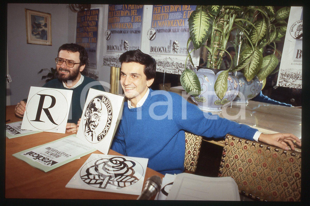 35mm vintage slide* 1990 ca ITALIA - PSDI Giovanni NEGRI Politico (48)  Diapositiva d'epoca, in formato 35 mm.CONDIZIONI: GOODE' severamente vietata la riproduzione. Tutti i diritti sono riservati.Nella diapositiva ICharta mette in vendita, sul negozio eBay e in esclusiva sul sito "icharta" il proprio archivio composto da numerose diapositive e negativi fotografici d'epoca, tutti originali e autentici, che attraversano la storia del costume italiano tra gli la fine degli anni Sessanta e Novanta.Si tratta di uno sguardo inedito sull'attualit&agrave;, la politica, la vita quotidiana, il gossip e la cultura, che fotografa il cambiamento della nazione in quest'ultimo scorcio del XX secolo. Un'occasione unica per il mercato del collezionismo, che vede finalmente disponibile un archivio eccezionale per vastit&agrave;, tematiche e condizioni, in un settore (il negativo fotografico e la diapositiva) di assoluta novit&agrave; e dalle interessanti prospettive di investimento. GOOD/buono   originale e autentica 1