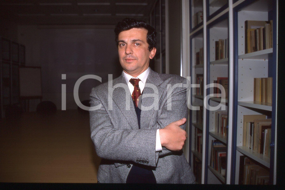 35mm vintage slide* 1990 ca ITALIA - PSDI Giovanni NEGRI Politico (50)  Diapositiva d'epoca, in formato 35 mm.CONDIZIONI: GOODE' severamente vietata la riproduzione. Tutti i diritti sono riservati.Nella diapositiva ICharta mette in vendita, sul negozio eBay e in esclusiva sul sito "icharta" il proprio archivio composto da numerose diapositive e negativi fotografici d'epoca, tutti originali e autentici, che attraversano la storia del costume italiano tra gli la fine degli anni Sessanta e Novanta.Si tratta di uno sguardo inedito sull'attualit&agrave;, la politica, la vita quotidiana, il gossip e la cultura, che fotografa il cambiamento della nazione in quest'ultimo scorcio del XX secolo. Un'occasione unica per il mercato del collezionismo, che vede finalmente disponibile un archivio eccezionale per vastit&agrave;, tematiche e condizioni, in un settore (il negativo fotografico e la diapositiva) di assoluta novit&agrave; e dalle interessanti prospettive di investimento. GOOD/buono   originale e autentica 1