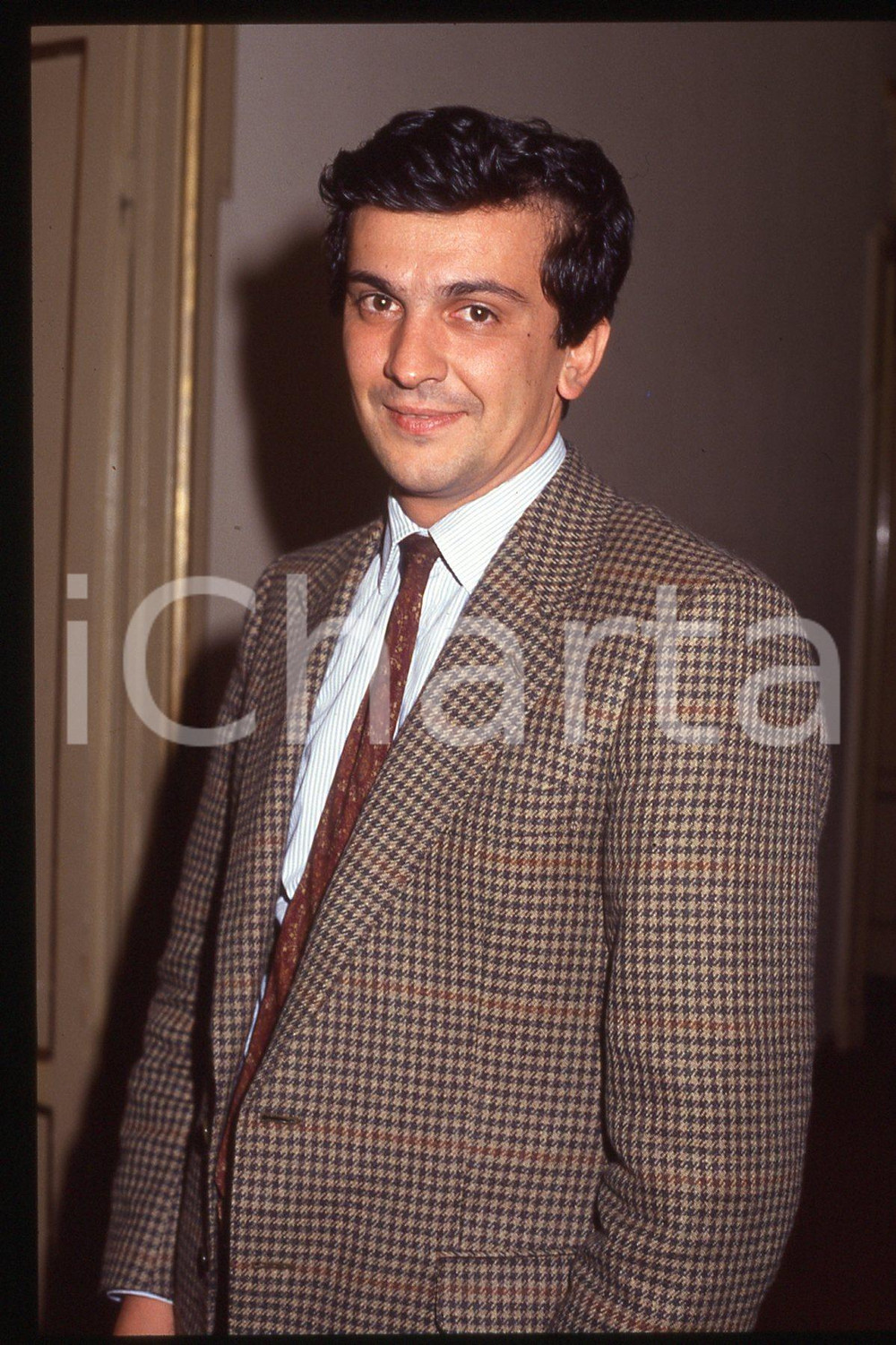35mm vintage slide* 1990 ca ITALIA - PSDI Giovanni NEGRI Politico (51)  Diapositiva d'epoca, in formato 35 mm.CONDIZIONI: GOODE' severamente vietata la riproduzione. Tutti i diritti sono riservati.Nella diapositiva ICharta mette in vendita, sul negozio eBay e in esclusiva sul sito "icharta" il proprio archivio composto da numerose diapositive e negativi fotografici d'epoca, tutti originali e autentici, che attraversano la storia del costume italiano tra gli la fine degli anni Sessanta e Novanta.Si tratta di uno sguardo inedito sull'attualit&agrave;, la politica, la vita quotidiana, il gossip e la cultura, che fotografa il cambiamento della nazione in quest'ultimo scorcio del XX secolo. Un'occasione unica per il mercato del collezionismo, che vede finalmente disponibile un archivio eccezionale per vastit&agrave;, tematiche e condizioni, in un settore (il negativo fotografico e la diapositiva) di assoluta novit&agrave; e dalle interessanti prospettive di investimento. GOOD/buono   originale e autentica 1