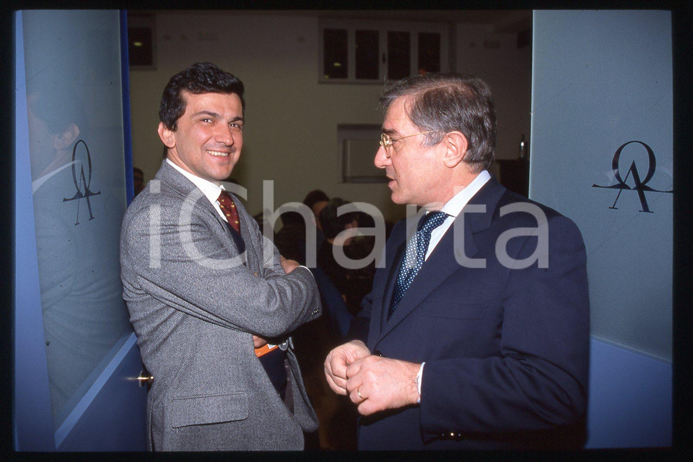 35mm vintage slide* 1990 ca ITALIA - PSDI Giovanni NEGRI Marcello DELL'UTRI (52)  Diapositiva d'epoca, in formato 35 mm.CONDIZIONI: GOODE' severamente vietata la riproduzione. Tutti i diritti sono riservati.Nella diapositiva ICharta mette in vendita, sul negozio eBay e in esclusiva sul sito "icharta" il proprio archivio composto da numerose diapositive e negativi fotografici d'epoca, tutti originali e autentici, che attraversano la storia del costume italiano tra gli la fine degli anni Sessanta e Novanta.Si tratta di uno sguardo inedito sull'attualit&agrave;, la politica, la vita quotidiana, il gossip e la cultura, che fotografa il cambiamento della nazione in quest'ultimo scorcio del XX secolo. Un'occasione unica per il mercato del collezionismo, che vede finalmente disponibile un archivio eccezionale per vastit&agrave;, tematiche e condizioni, in un settore (il negativo fotografico e la diapositiva) di assoluta novit&agrave; e dalle interessanti prospettive di investimento. GOOD/buono   originale e autentica 1