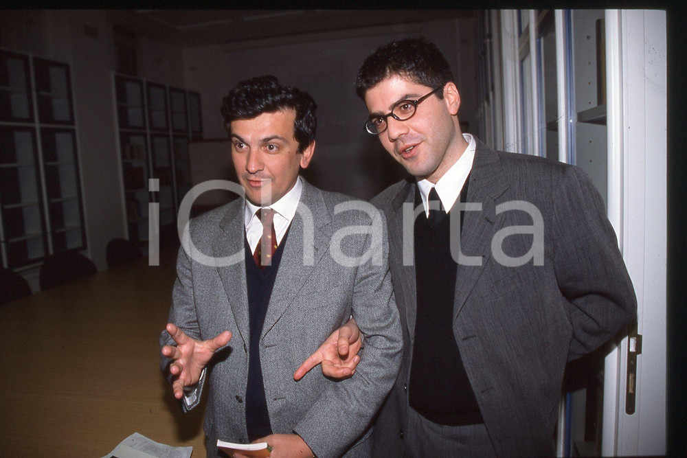 35mm vintage slide* 1990 ca ITALIA - PSDI Giovanni NEGRI e figlio di MENNITI  Diapositiva d'epoca, in formato 35 mm.CONDIZIONI: GOODE' severamente vietata la riproduzione. Tutti i diritti sono riservati.Nella diapositiva ICharta mette in vendita, sul negozio eBay e in esclusiva sul sito "icharta" il proprio archivio composto da numerose diapositive e negativi fotografici d'epoca, tutti originali e autentici, che attraversano la storia del costume italiano tra gli la fine degli anni Sessanta e Novanta.Si tratta di uno sguardo inedito sull'attualit&agrave;, la politica, la vita quotidiana, il gossip e la cultura, che fotografa il cambiamento della nazione in quest'ultimo scorcio del XX secolo. Un'occasione unica per il mercato del collezionismo, che vede finalmente disponibile un archivio eccezionale per vastit&agrave;, tematiche e condizioni, in un settore (il negativo fotografico e la diapositiva) di assoluta novit&agrave; e dalle interessanti prospettive di investimento. GOOD/buono   originale e autentica 1